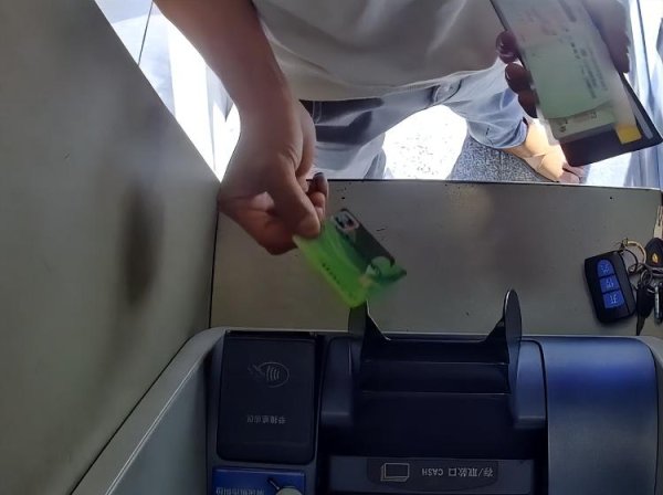 升融配资 银行卡后面还“附赠”密码，一男子接连取出他人卡内钱款，已被采取刑事强制措施