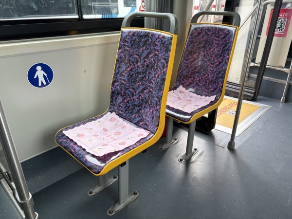 沪深配 冰感坐垫、敬老便民箱……这个夏天，让公交更适老化