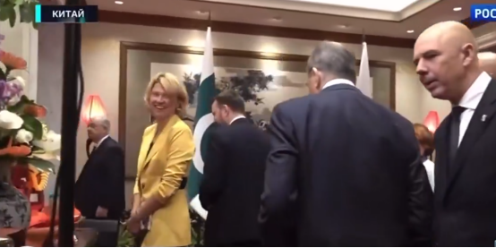 牛来了 在普京下榻住所, 拉夫罗夫询问“拉布布在哪”